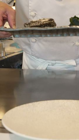 【東京浅草】ギュッと旨みの凝縮された最高級アワビを職人の技術で仕上げる|浅草ステーキハウス松波 #shorts #ステーキハウス #鉄板焼