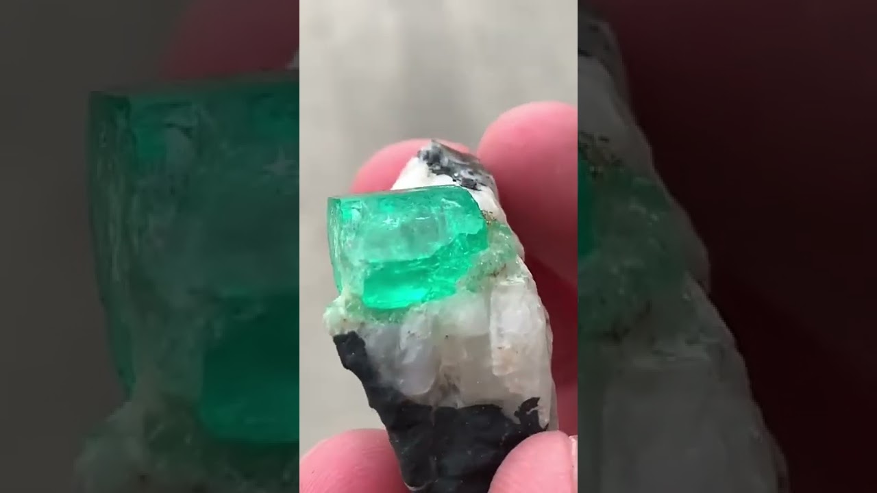 beautiful emerald stone 💘💘💘