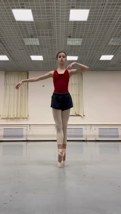 Maria Khoreva's impossible balance: Side Développé on pointes 😍🩰 #shorts #ballet