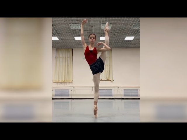 Maria Khoreva's impossible balance: Side Développé on pointes 😍🩰 #shorts #ballet class=