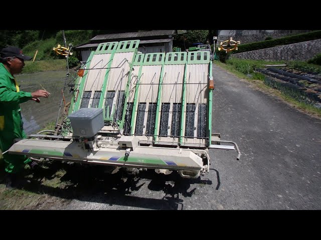 苗乗せ台の分解作業 ヤンマー8条植えディーゼル田植機VP80D - YouTube