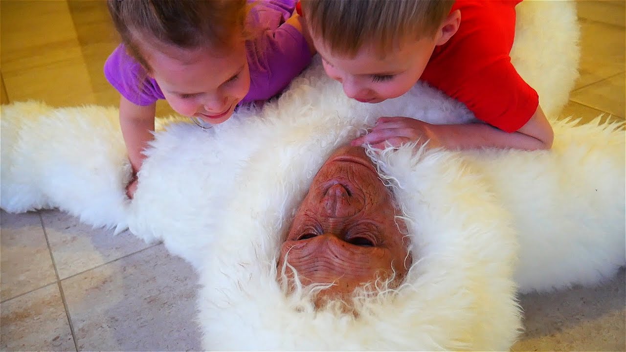 Павла, Пломбир и ее братья вместе балуются и дурачатся.