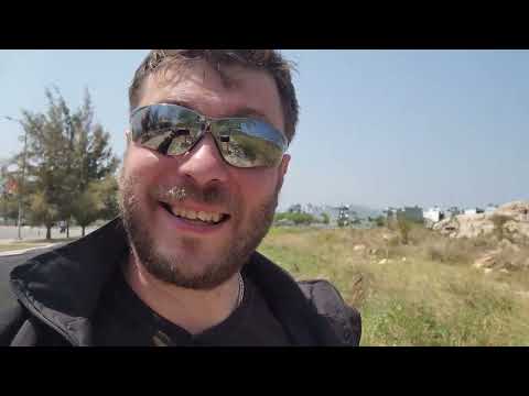 Vietnam - Tourists crash on mopeds