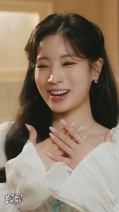 Dahyun got me seeing butterflies 🦋🦋🦋🦋 in Twice's Moonlight Sunrise