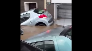 Paris FLOODING today - Water floods under EIFFEL TOWER!!!