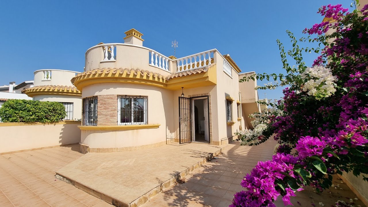 3 Bed 2 Bath Detached Villa in village of Roldan 5 min walk to variety of bars, restaurants 110,000€