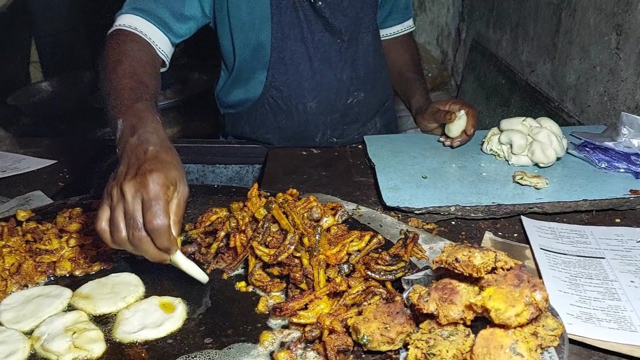 Bangladeshi street food😋 Chicken Tikka. Chicken Roll. Kheta puri. RAYHAN's food vlog.