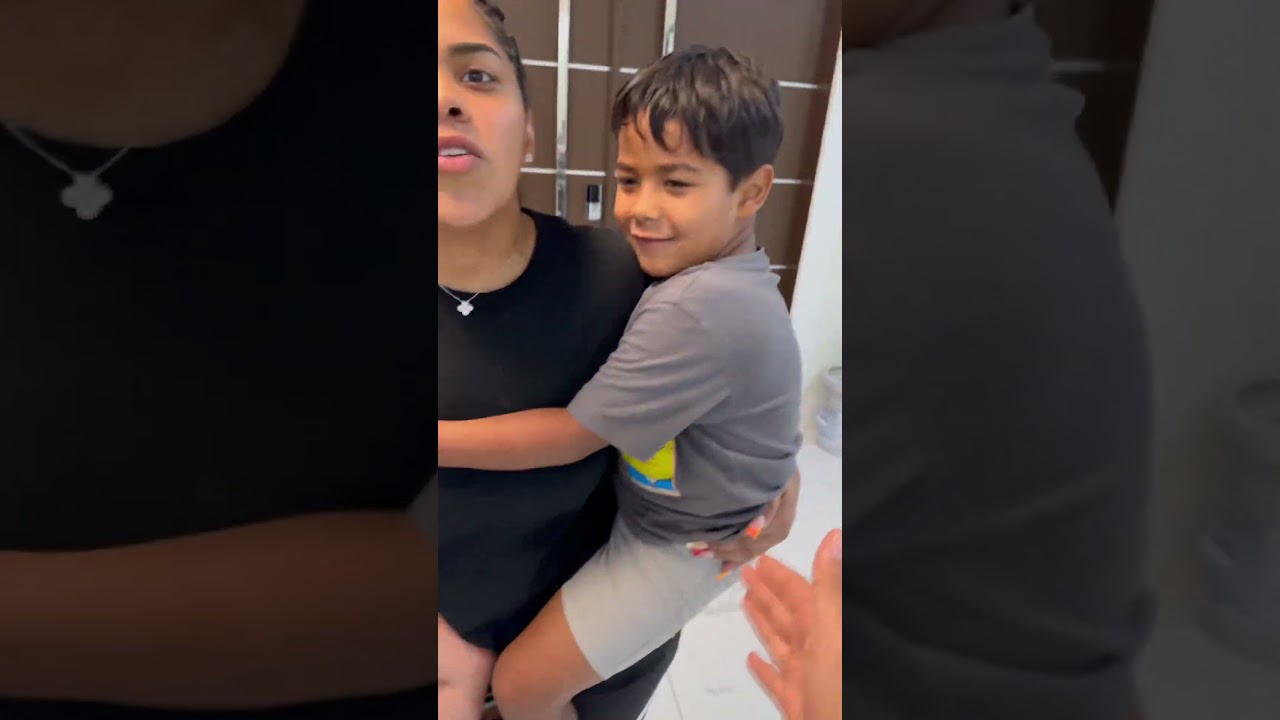 Папа ревнует, когда видит, как мама носит дочь и сына, а потом делает это 