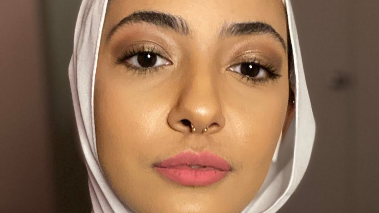 Muslim Girls Nose Piercing Stand Front Stock Photo 686643538 | Shutterstock