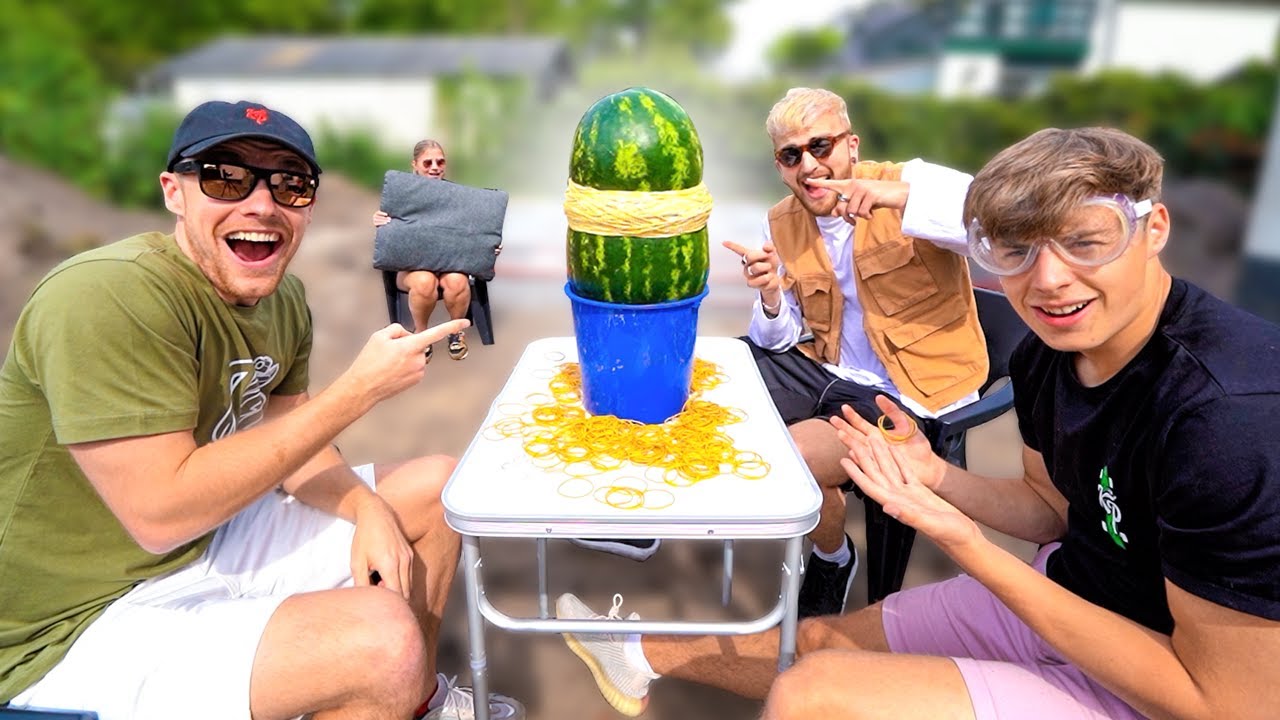 HOEVEEL ELASTIEKJES TOTDAT DEZE MEGA WATERMELOEN ONTPLOFT?! 😱 #2464