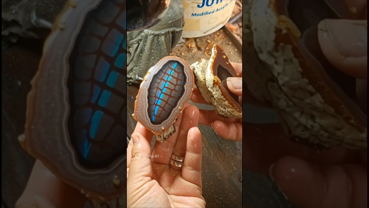 Вау... какой потрясающий, уникальный и редкий черный опал! 