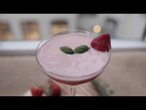 Video: Forfriskende Limonade Med Jordbær Og Basilikum
