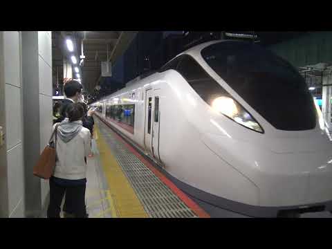 夜の東京駅を出発していく常磐線に直通の特急ひたちE657系