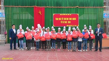 Trao quà tết cho học sinh nghèo, ký cam kết không mua bán đốt pháo.