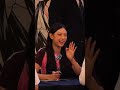 뉴진스(NewJeans)해린(Haerin) 버니즈를 바라보는 하트 눈 고양이. IFC몰 공개팬싸. 23.08.06