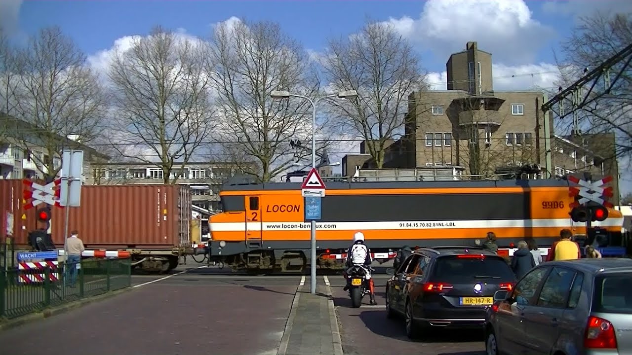 Spoorwegovergang Naarden-Bussum // Dutch railroad crossing