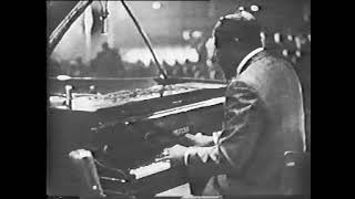 Thelonious Monk enters the stage and plays &quot;Lulu&#39;s Back In Town&quot; @ Palais de la Mutualite Paris 1966