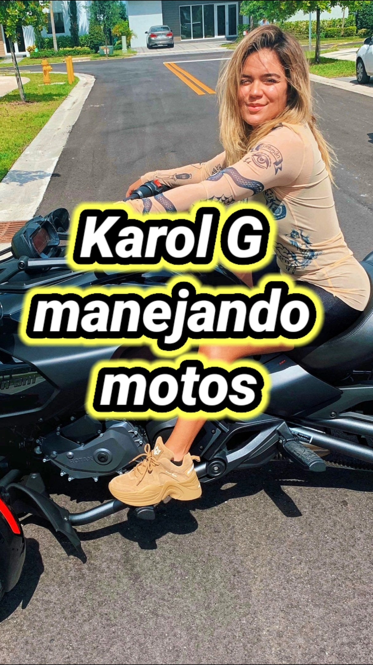 Karol G manejando motos. #karolg