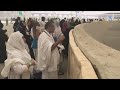 PEREGRINOS CUMPREM RITUAL DE LANÇAR PEDRAS NO DEMÔNIO EM MECA.