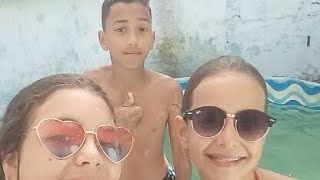 Amigos Na Piscina