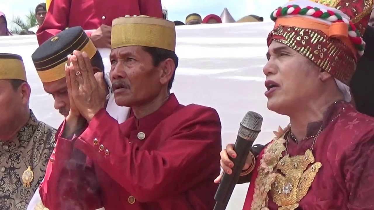 Begini nyanyian kaum bissu dalam memanjatkan doa