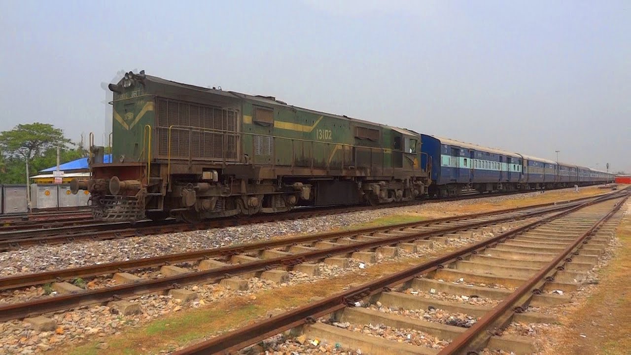[IRFCA] Military Loco Alco WDG3A with second class rake of Central ...