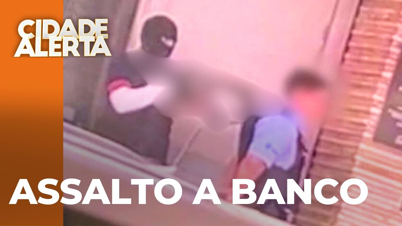 Suspeitos fortemente armados assaltam um banco e rendem vigilantes, em Curitiba