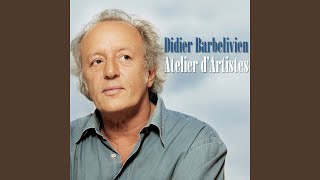 Il tape sur des bambous
