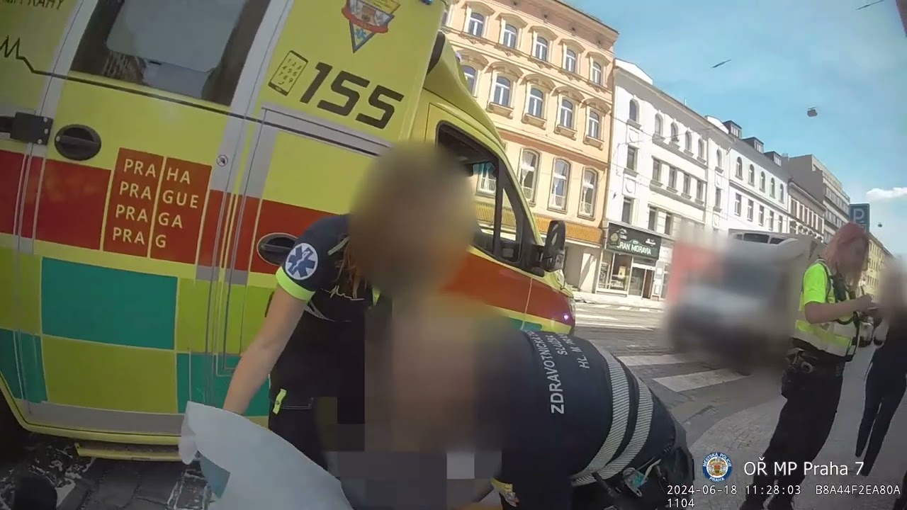 STRÁŽNÍCI PO NEHODĚ POMOHLI SRAŽENÉ SENIORCE