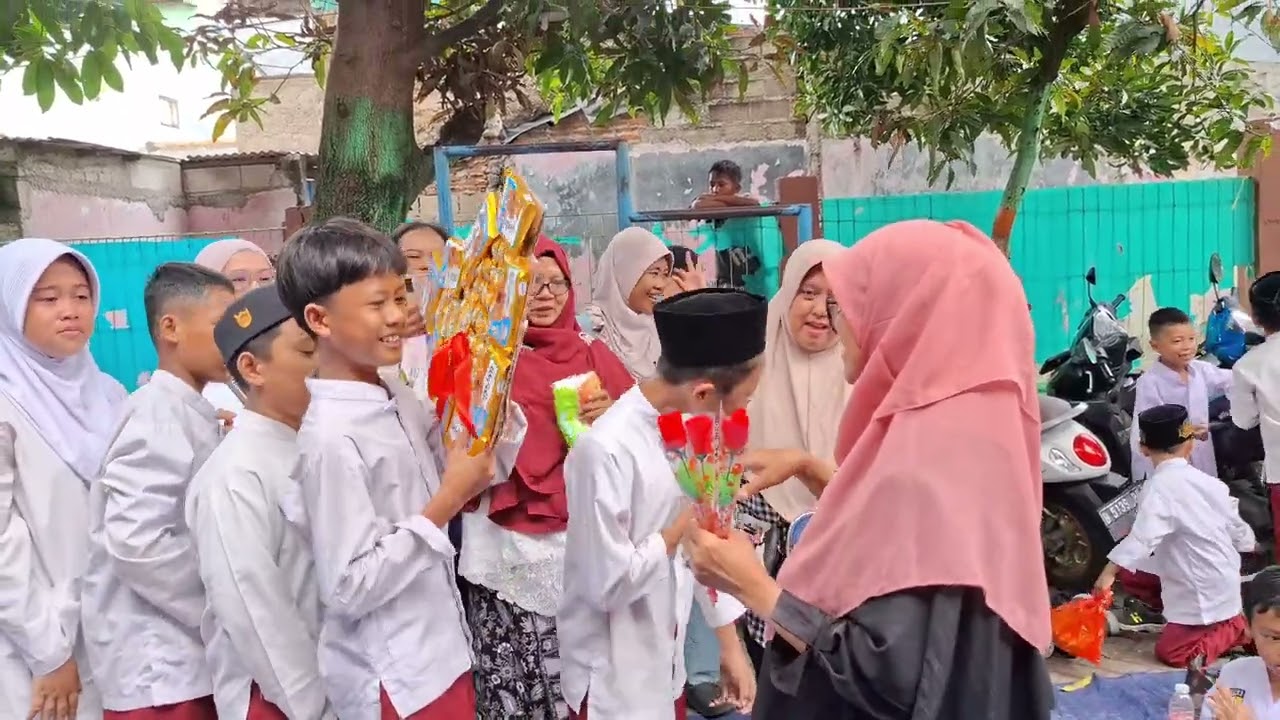 KELAS 5B_PERSEMBAHAN SPESIAL PURNA TUGAS BU HIMA
