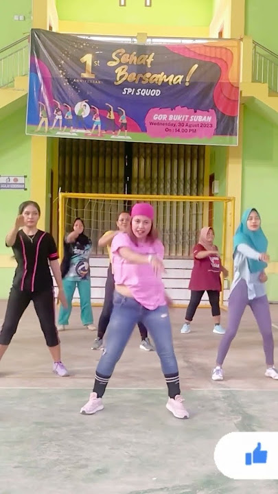 SIK ASIK ASIK YA CUMA DI GELENG GELENG #zumba #zumbaworld #danceexercise #remix  #zumbafitness