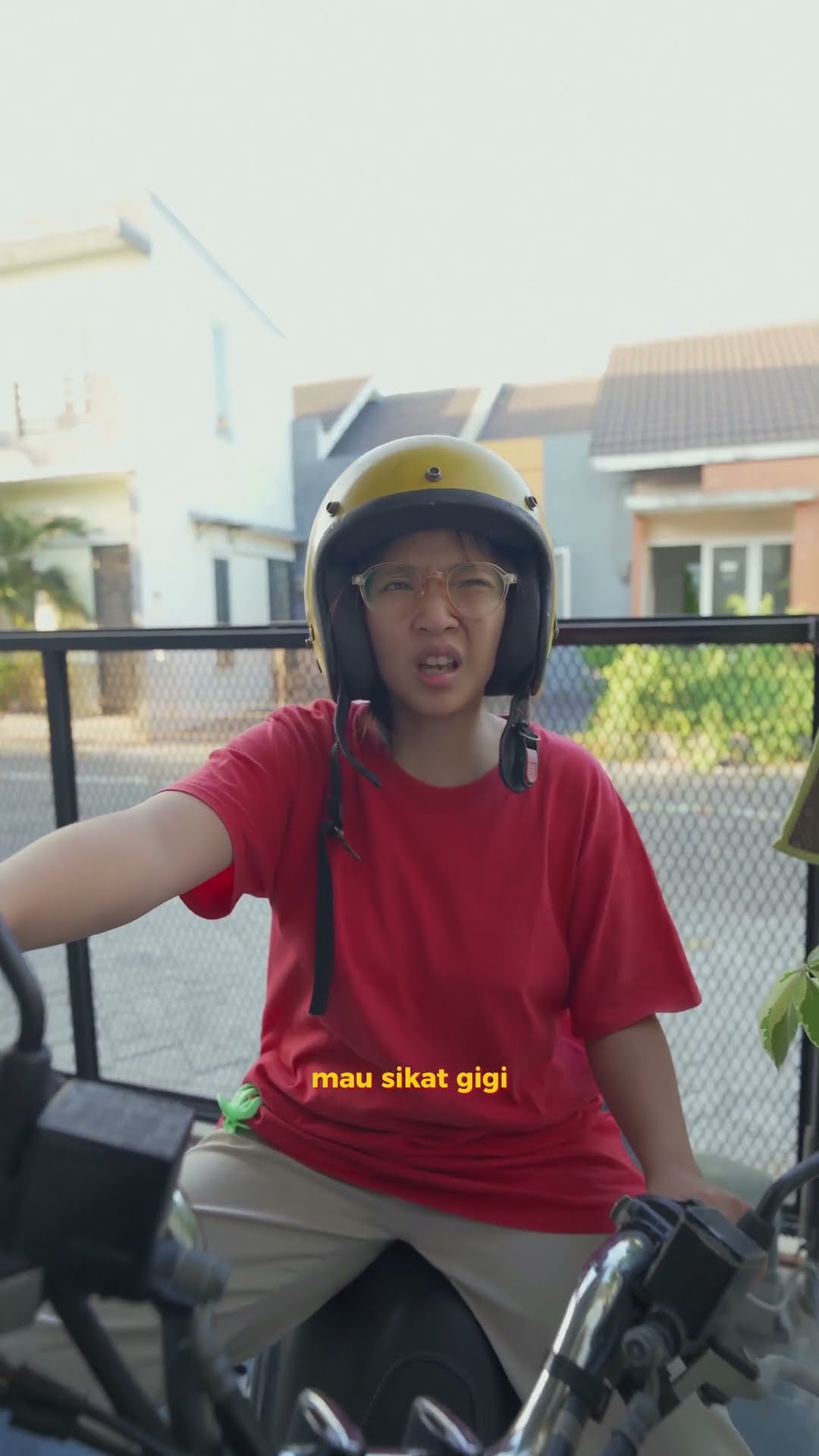 sikat gigi pake helm