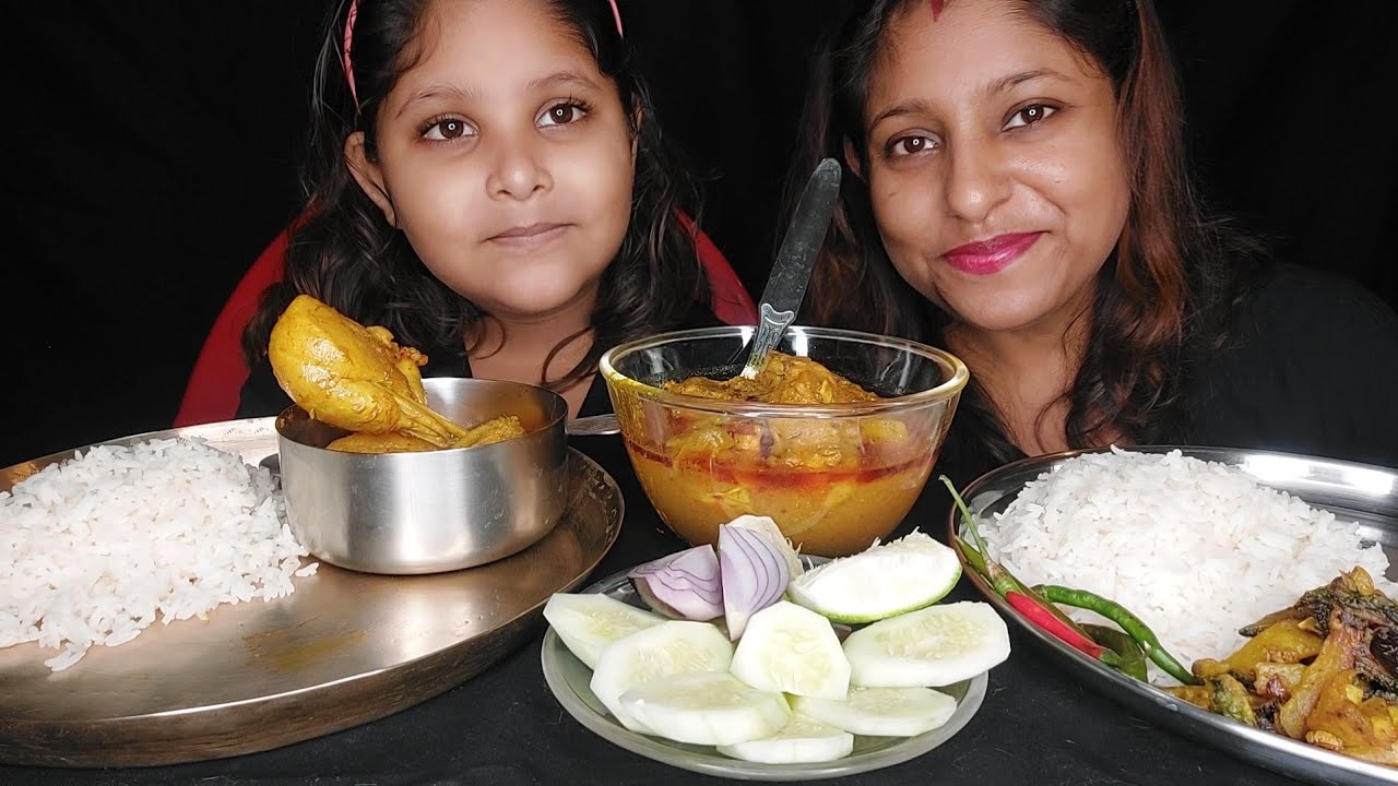 আজকে ডোলু আর আমি খেলাম Chicken er lal jhol, Rice and Salad | কেমন লাগলো তোমাদের 😍😍