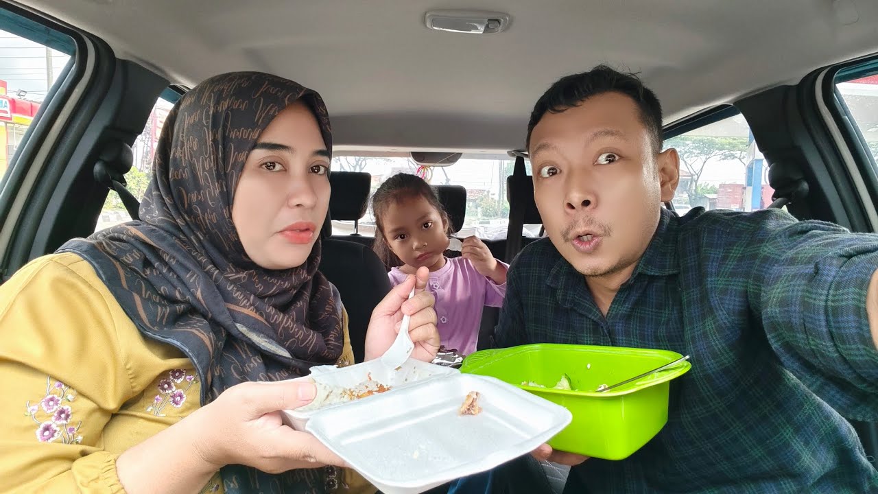 Rehat di hotel merah putih, sambil makan bekal