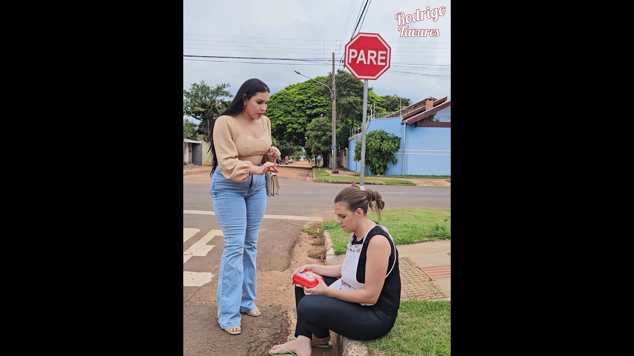 Patroa ARR0G4NTE fazia sua EMPREGADA comer no meio da rua, MAS por este final ela não esperava!!!