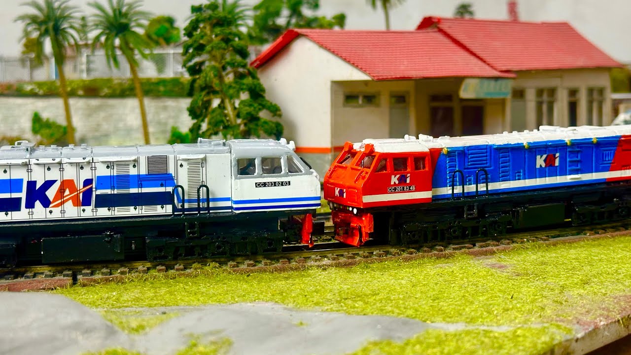 Kereta api Double Traksi CC203 WnB Jumbo & CC201 RnB gerbong Panjang anjlok terguling saat menikung