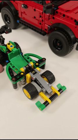 LEGO Technic Formula One MOC (42218) vs Ford Bronco SUV (42213