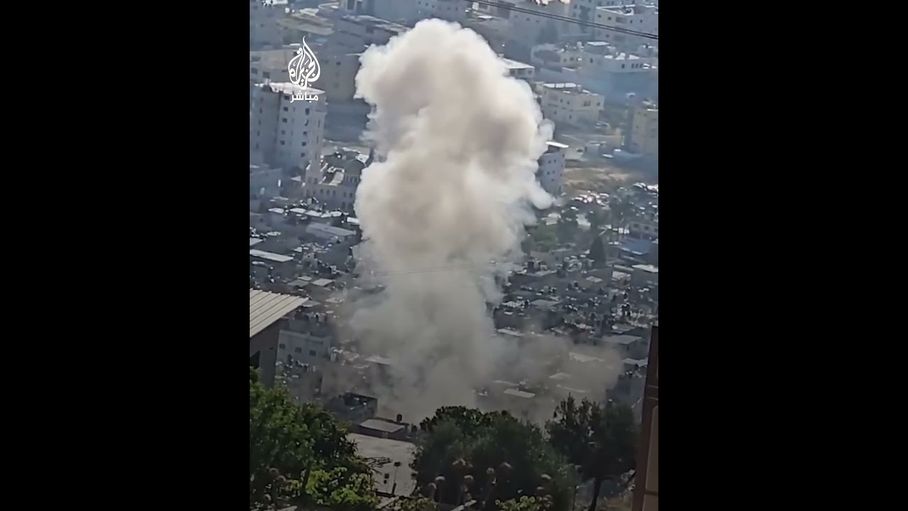 جيش الاحتلال الإسرائيلي يقتحم مخيم بلاطة شرقي نابلس وإصابة شُبّان فلسطينيين بالرصاص الحي