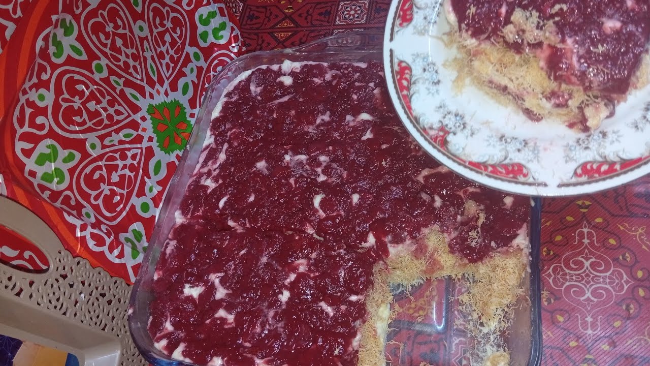   بلاش كنافه بالطريقه التقليديه يلا نعمل كنافه بصوص الفراوله ونرطب علي قلبنا طعمه ولذيذه وهتعجبك