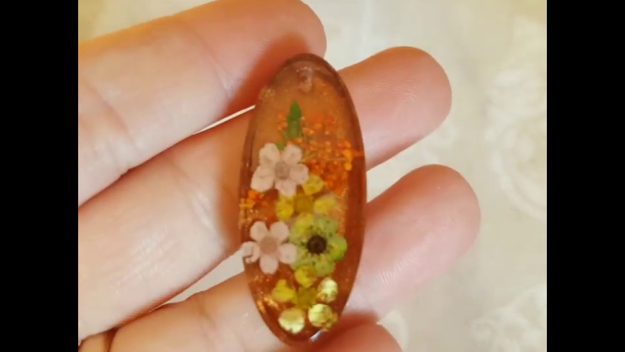 DIY ciondoli in resina uv e fiori secchi