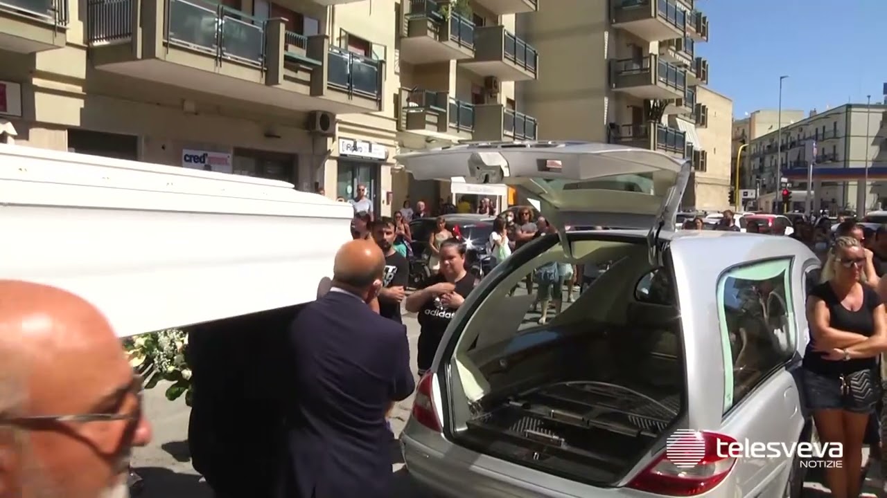 Bisceglie si stringe attorno alla bara di Simona, l'ultimo saluto alla 22enne morta in un incidente