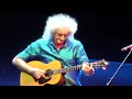 Brian May is playing Dust in the Wind (Kansas song)