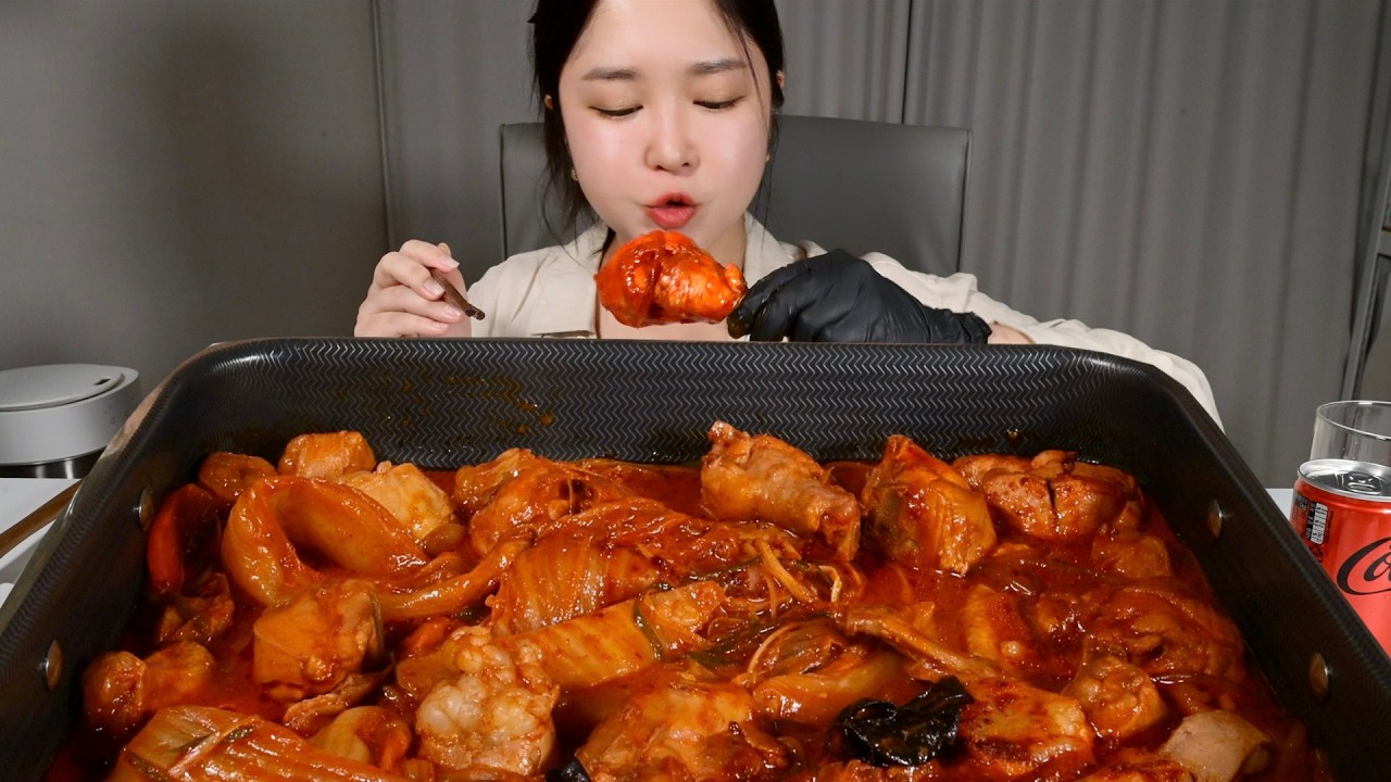 연말 밤에 잘 어울리는 한우대창묵은지곱도리탕 먹방 Spicy Intestine & Braised Chicken Stew with Aged Kimchi | Mukbang ASMR