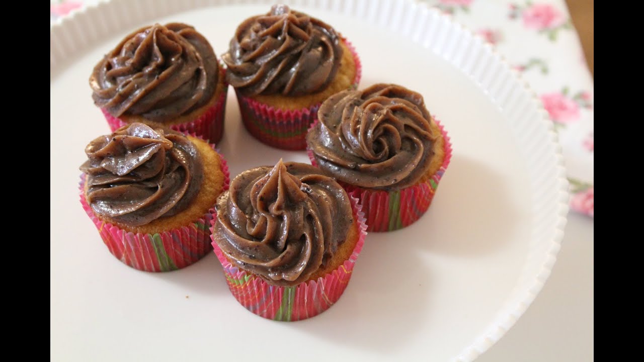 CUPCAKE DE BANANA COM COBERTURA DE BRIGADEIRO