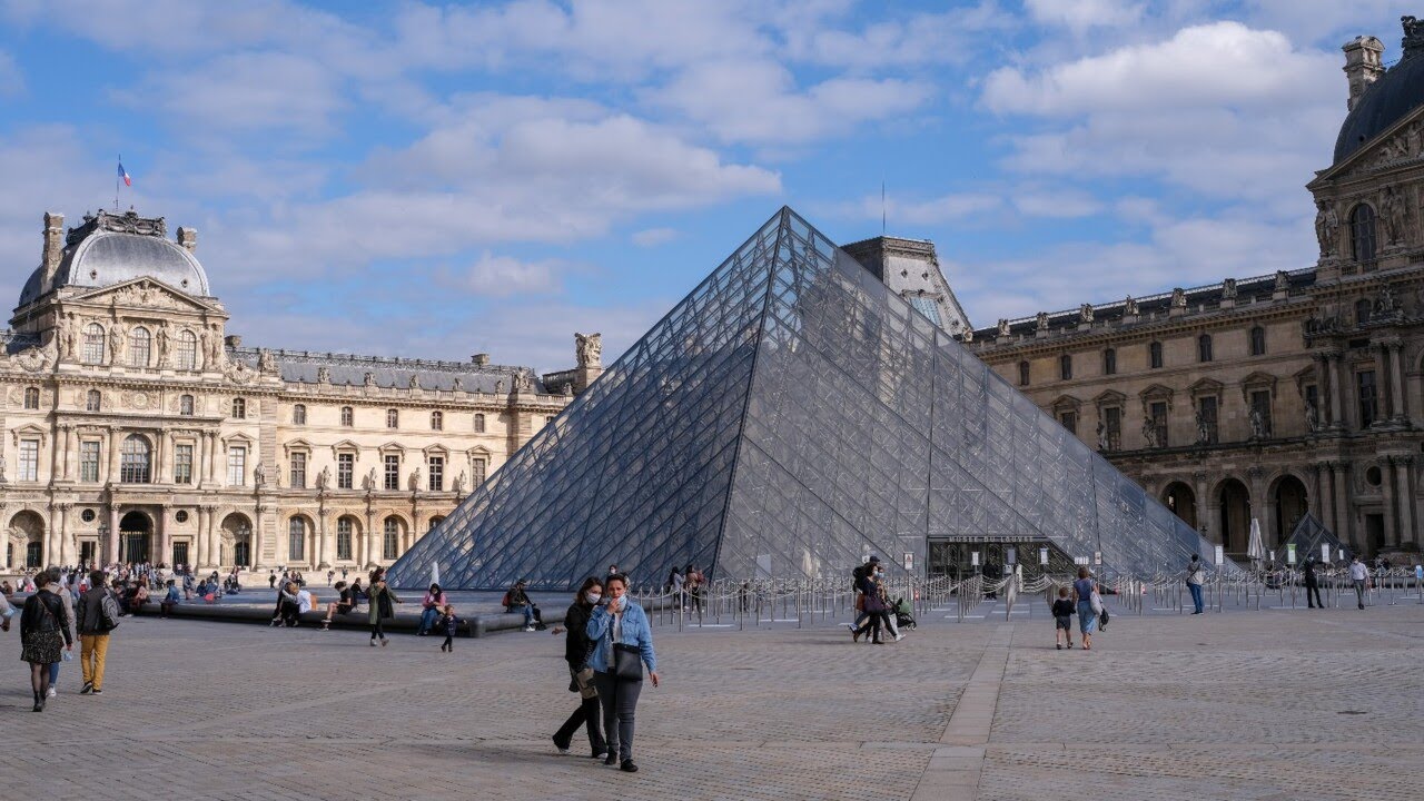 Louvre and Versailles evacuated after bomb threats in Paris - YouTube