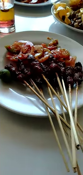 Story' WA IG makan sate Maranggi