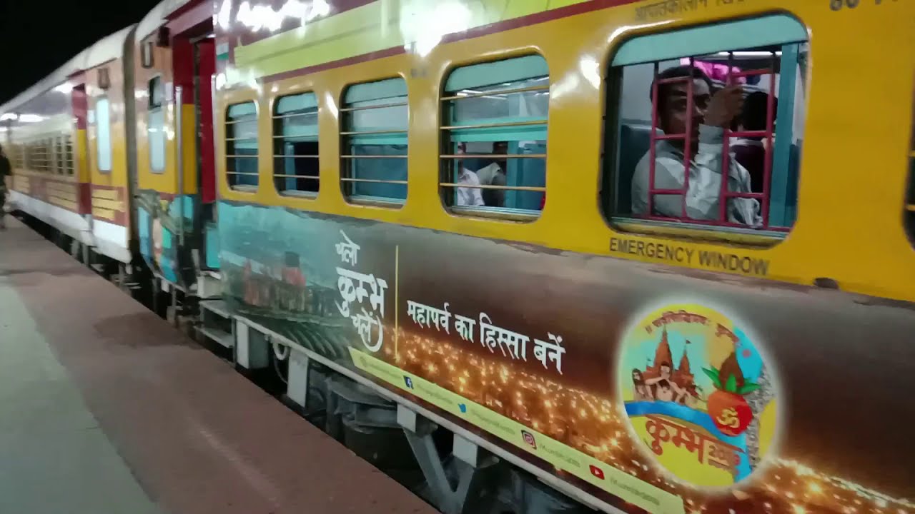 Arriving Ernakulam  - Howrah Antyodaya Express (22878)