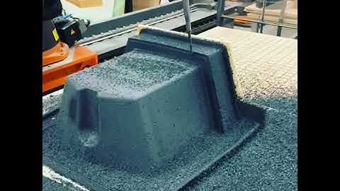 5D printing and 3D milling finishing a mold for a boat.