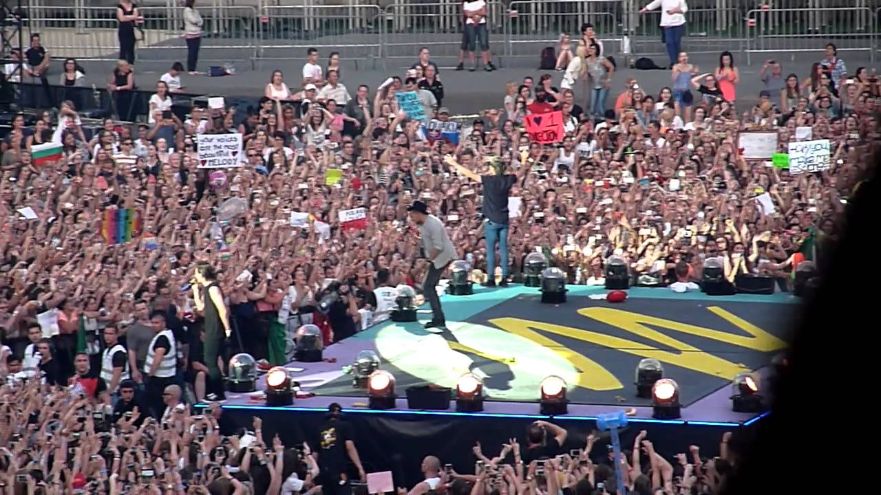 HD - One Direction - Kiss You (live) TZ7 @ Wien, Vienna,  Austria OTRA 2015