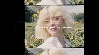 Maisie Peters - Vampire Time (Official Lyric Video)